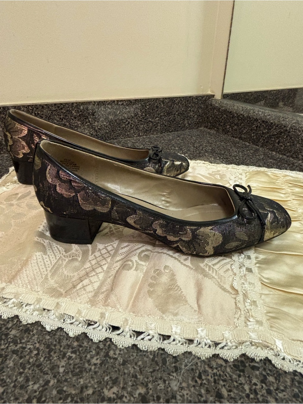 Bandolino Black & Gold Low Bow Front Pumps - Picture 3 of 9